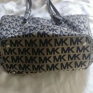Michael Kors Bags - Michael Kors pocketbook handbag tan black. Michael Kors Bags - Michael Kors pocketbook handbag tan black.